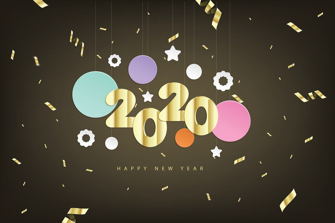 The year 2020 written in gold on a black background with gold confetti.